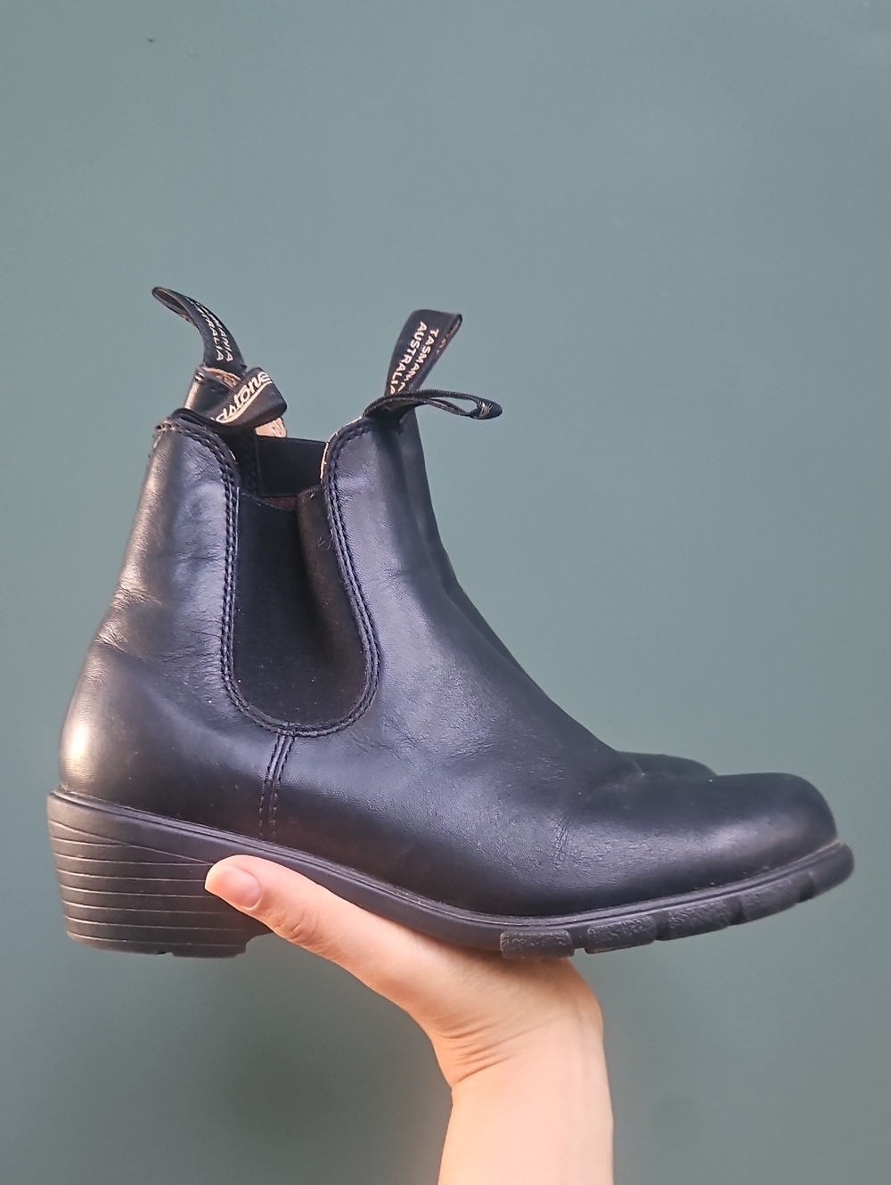 Blundstone 1671 Heeled Black Leather Pull On Chelsea Boots